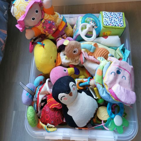 Stor kasse med masse fine babyleker (0-12mnd)