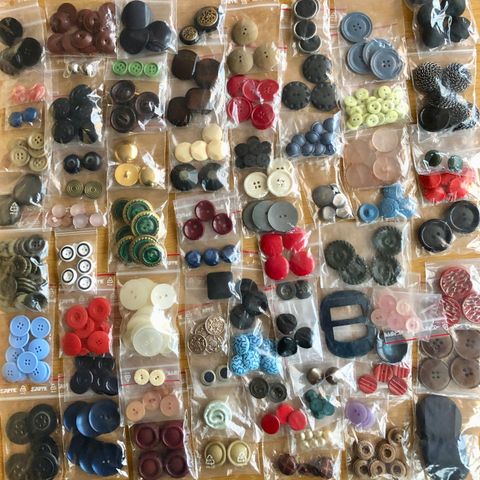 Stor lott gamle knapper over 700 gram vintage pose sortert Lot 2 samlet Kr.500