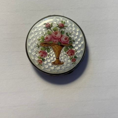 Antikk smykke  medaljong med bilde av blomsterkurv