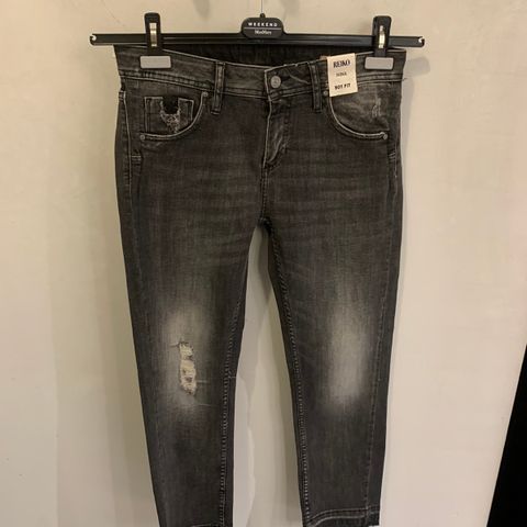 Ny, grå tøff Reiko jeans - boy fit jeans - str. 27"