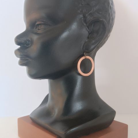 Skulptur av afrikansk dame. 50-60 tall