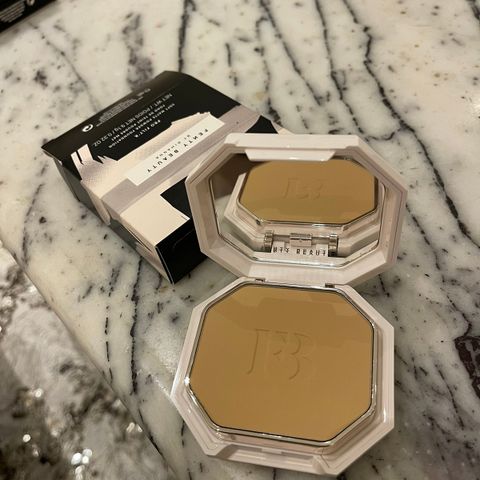 Fenty Beauty Pro Filt’r Soft Matte Powder Foundation 255