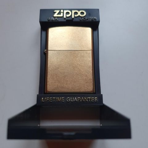 Zippo lighter selges.