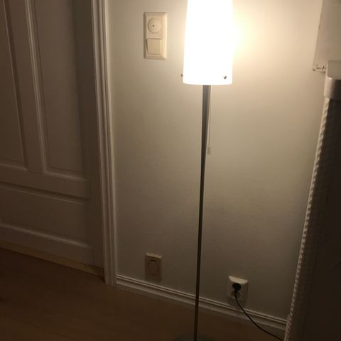 Stålampe med glass skjerm