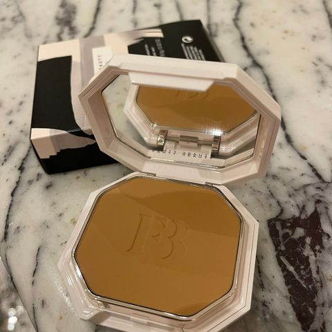 Fenty Beauty Pro Filt’r Soft Matte Powder Foundation 340