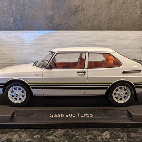 1981 modell - Saab 900 Turbo - hvit lakkert - MCG Models skala 1:18.