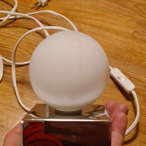 Liten lampe, m. over 2m lang kabel