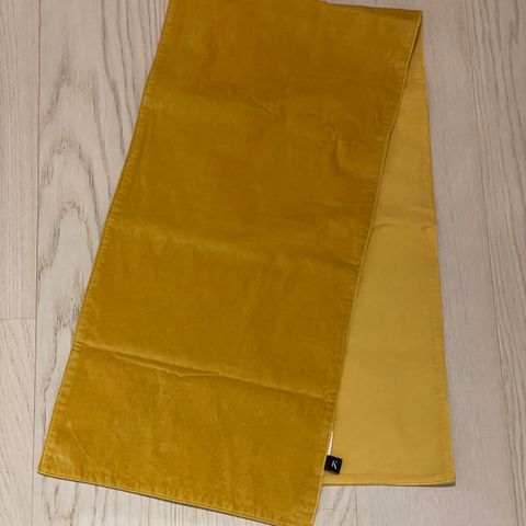 Okergul velour løper fra Kremmerhuset - 35x135 cm.