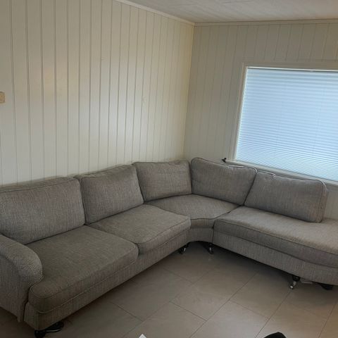 Elegant og tidløs sofa i kvalitetsmaterialer