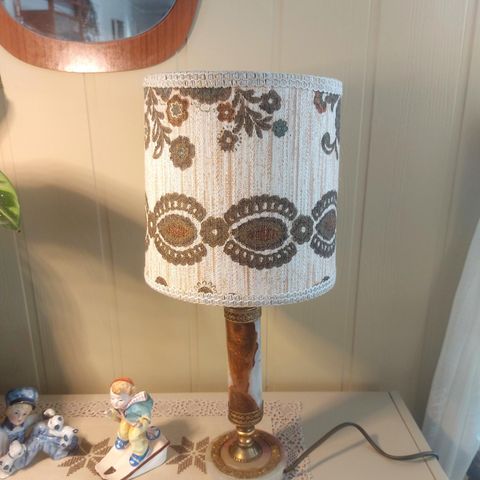 Retro stilig lampe I onyx og messing m org.skjerm