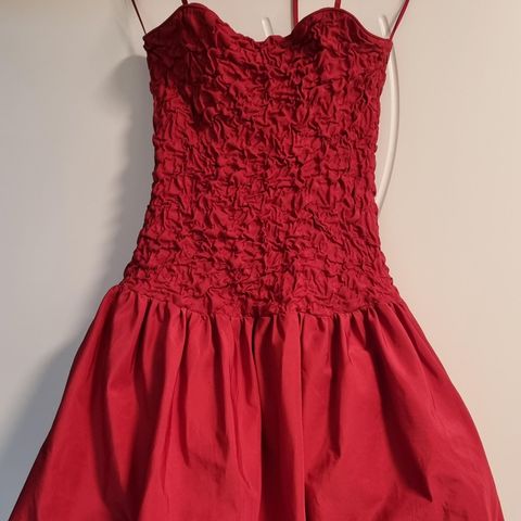 Rynket kjole i rød farge.