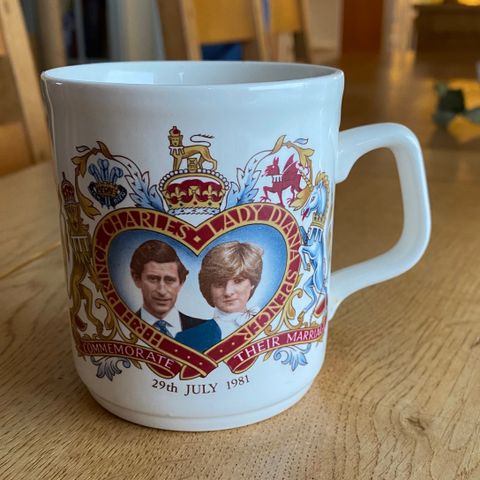 Vintage - retro krus  med bilde av kronprins/ konge Charles og Diana