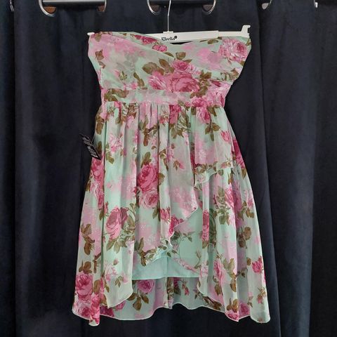 Søt blomstrete kort kjole uten stropper