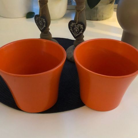 2 oransje potter