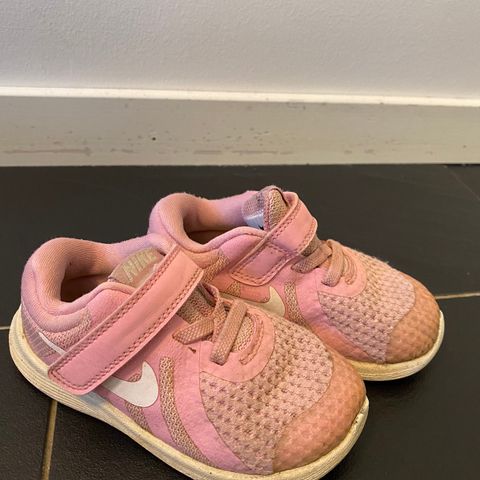 Rosa Nike joggesko str 23,5