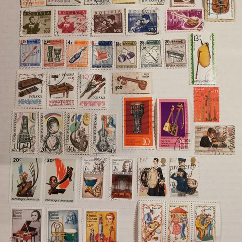 41 forskjellige frimerker pluss 3 blokk med musikkinstrumenter