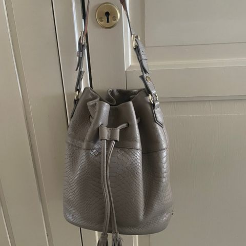 Gigi New York bucket bag