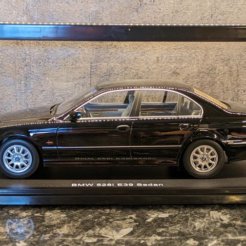 BMW 528i (E39) - 1995 - svart metallic - KK-Scale Limited Edition skala 1:18.