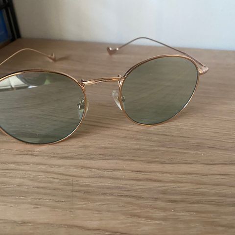 Gullbelagte solbriller fra Mokki