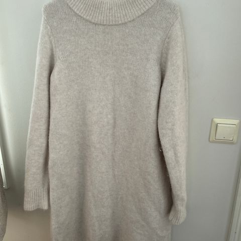 Strikket kjole fra Donna str M,  i fin lys beige farge. Brukt 2 ganger.