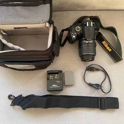 Nikon D5000 med Nikkor-linse, bæreveske, lader, og ekstra batteri
