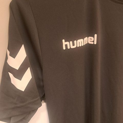 2 Tskjorter hummel og strong than yesterday