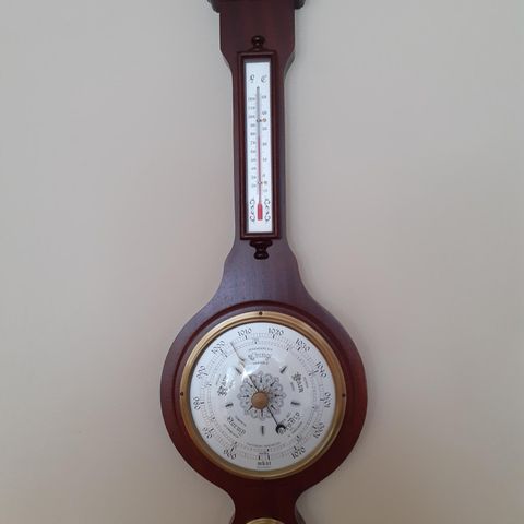Barometer, hygrometer, termometer.