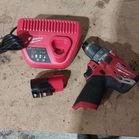 Milwaukee M12 FPD og M12 2Ah