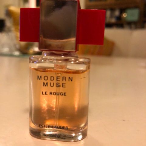 Estee Lauder. Modern muse le Rouge. Mini. Parfyme