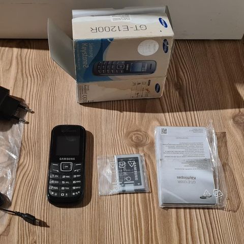 Ny Retro mobiltelefon Samsung GT-E1200