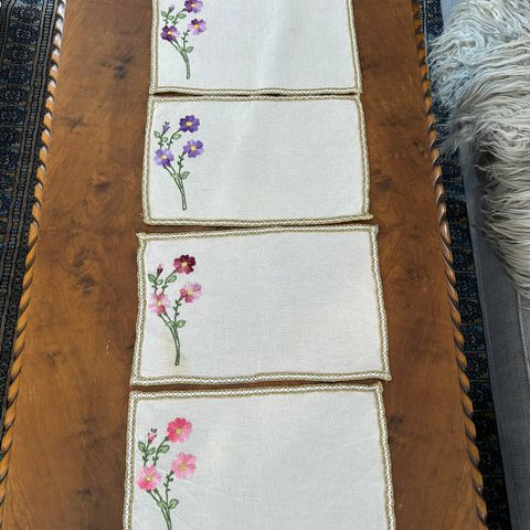 4 pene eldre duker, nydelige brodert blomstermønster. Sender med Posten:)