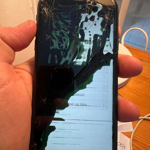 iphone XR (skadet skjerm og knust bakside)MÅ HENTES