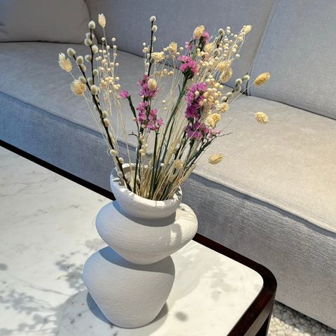 Vase i stengods med tørrblomster