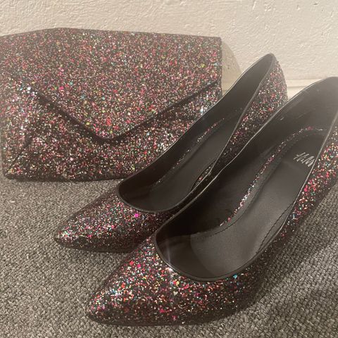 Glitterpumps og veske til salgs