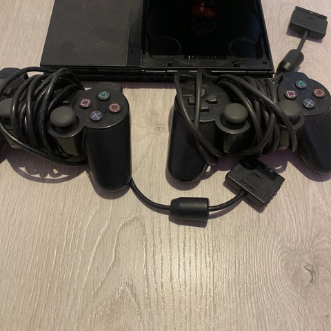 PlayStation 2 slim med to kontroller