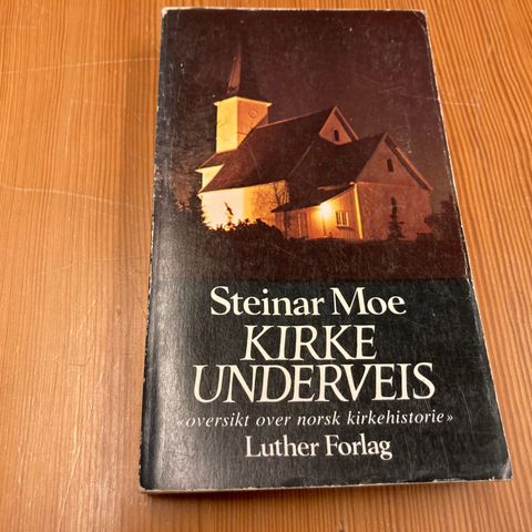 Steinar Moe : KIRKE UNDERVEIS - " OVERSIKT OVER NORSK KIRKEHISTORIE "