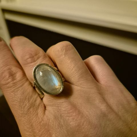 Sølv ring med månestein. Regulerbar