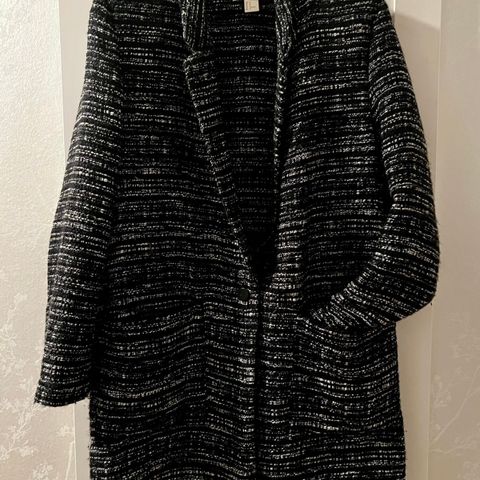 Tidløs, anvendelig og tøff  lang tweed dressjakke, dame, str 42