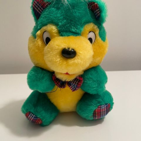 Gul og Grønn Bamse ca. 18 cm høy