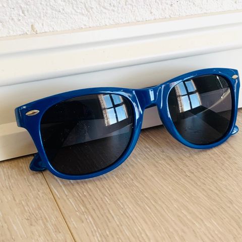 Blå solbriller 💙 Kan leveres på NTNU Gløshaugen