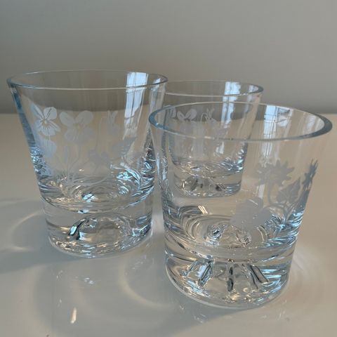 3 stk glass med frostede motiv (2 stk 9.5 cm høy, 1 stk 11 cm høy)