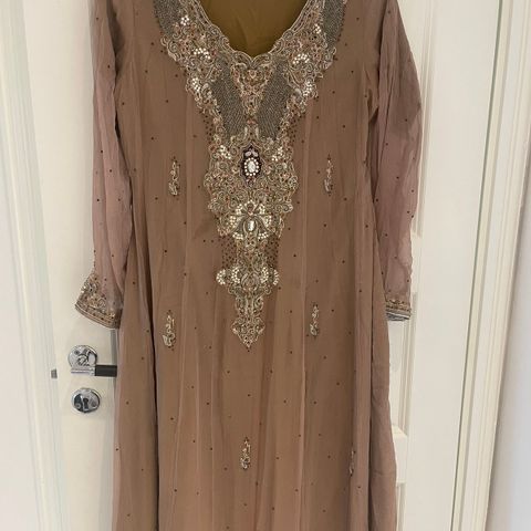 Maxi kjole - froke i chiffon med dupatta og shalwar - pakistanske klær