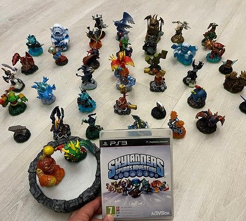 39 Skylander figurerer + trådløs portal og spill for PlayStation 3