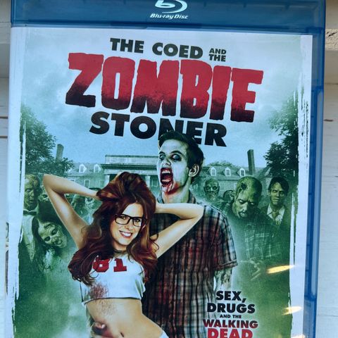 The Coed and the Zombie Stoner (BLU-RAY)