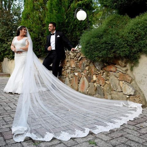 Langermet brudekjole med 2 stk slør