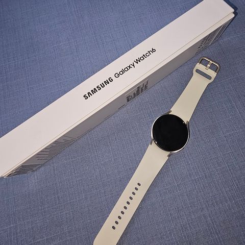 Superpris - Samsung Galaxy Watch6, 40 mm, Gold med sport band Cream selges