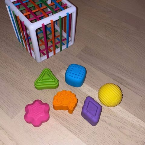 BABYLEKER PUTTEKASSE LEKER FAT BRAIN TOYS MONTESSORI