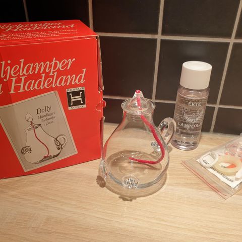 Ny dekorativ oljelampe fra Hadeland Glassverk selges kr 350,-