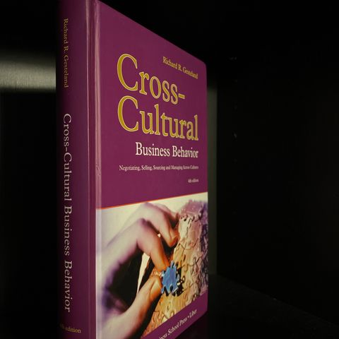 📚BORGE ANTIKVARIAT: «Cross-Cultural Business Behavior” Richard R. Gestland