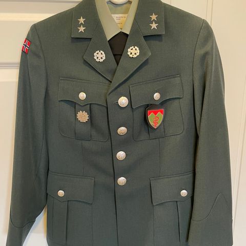 Serviceuniform og noe tilbehør til gallauniform